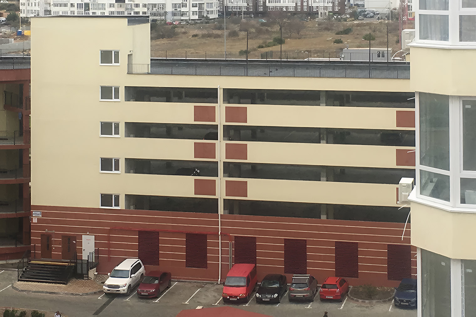 На многоуровневой крытой стоянке машина хорошо проветривается, защищена от осадков. А еще ее охраняют от угона и вандалов