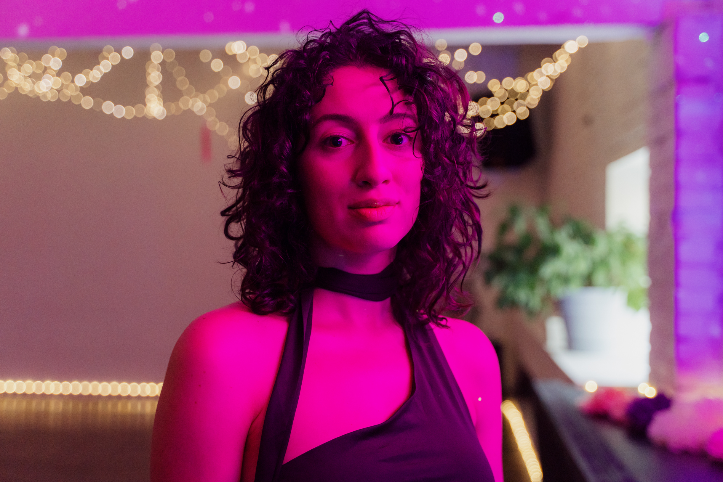 Если задуматься, это логично. Когда человек рождается, его сразу же берут на руки. И потом полтора-два года он с них почти не сходит