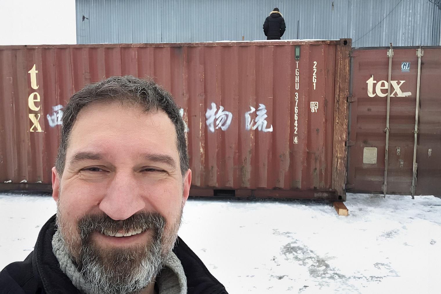 Завозим контейнеры на первую площадку. На переднем плане я, а сзади мой партнер контролирует работы