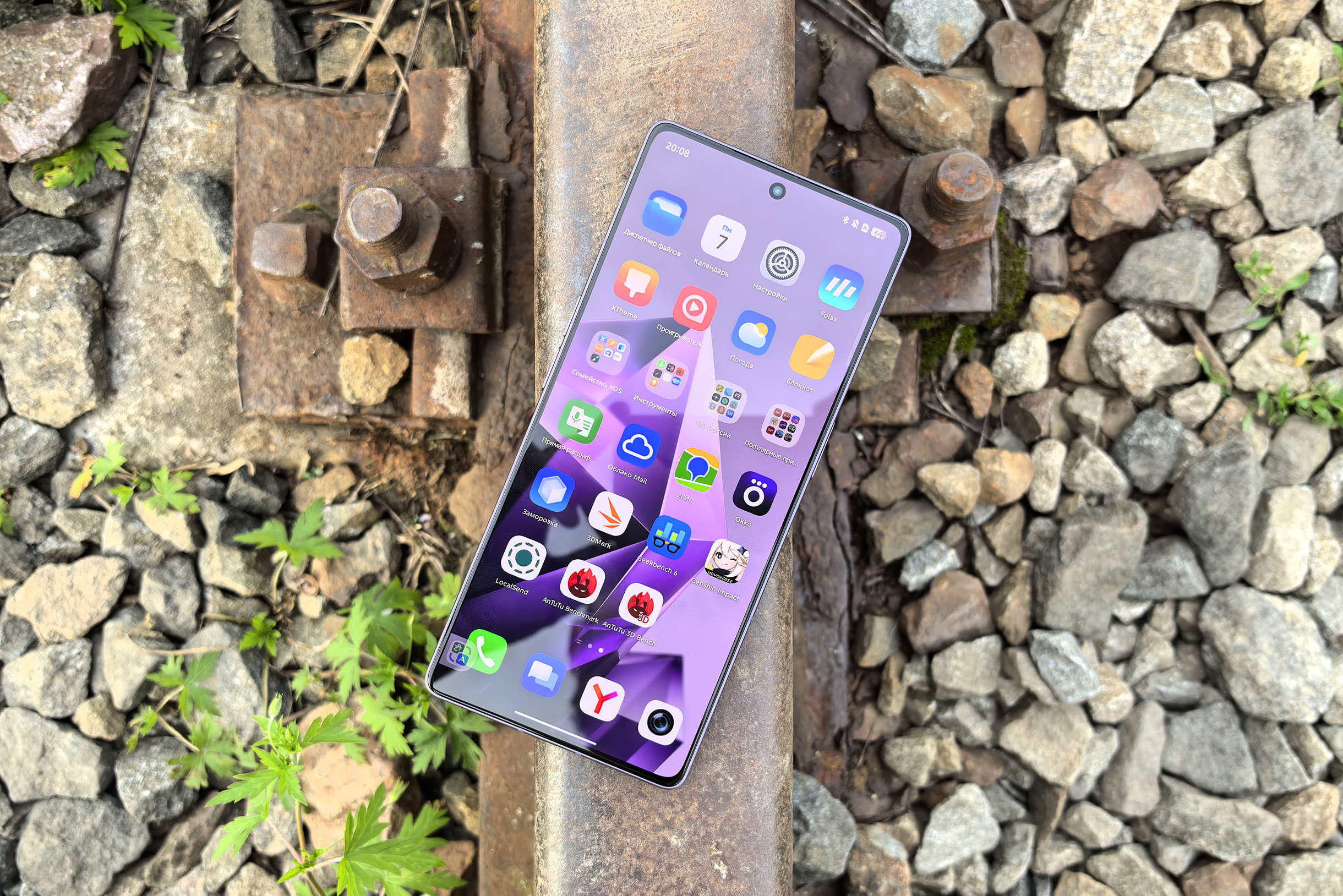 Спереди Infinix Note 50 Pro+ напоминает Galaxy S25 Ultra: такой же огромный, прямоугольный и плоский