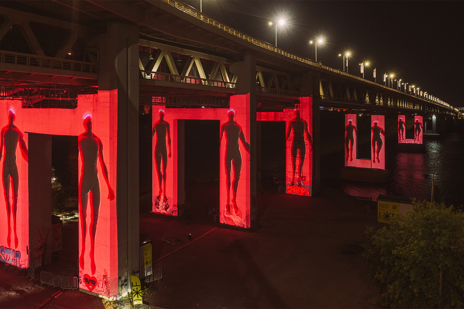 Городские пространства превратят в медиасреду. На зданиях покажут мэппинг, то есть проекции, которые «оживляют» фасады: там появятся движущиеся изображения