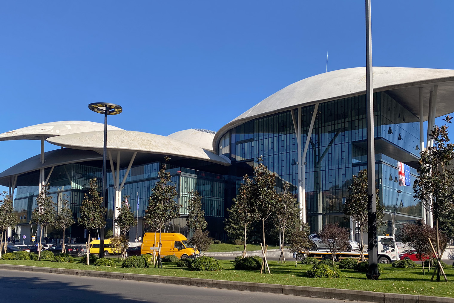 Так выглядит Дом юстиции в Тбилиси. Около него можно найти людей, которые помогут оформить юридический адрес ИП