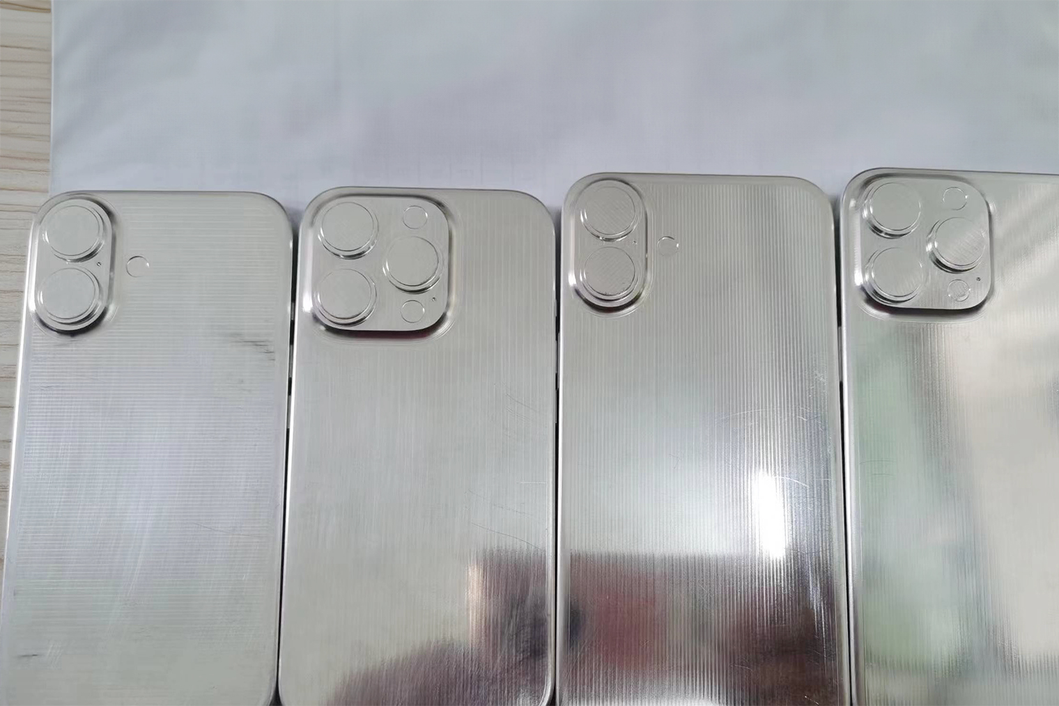 Слева направо: муляжи iPhone 16, iPhone 16 Pro, iPhone 16 Plus и iPhone 16 Pro Max. Такие болванки используют при изготовлении чехлов. Источник: Sonny Dickson / X