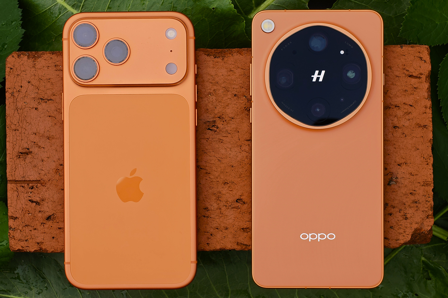 У Oppo Find X9 Ultra и iPhone 17 Pro Max примерно одинаковые габариты. Несмотря на огромную шайбу с камерами на задней панели, китайский флагман лежит в руке не хуже, чем Айфон, и не перевешивает