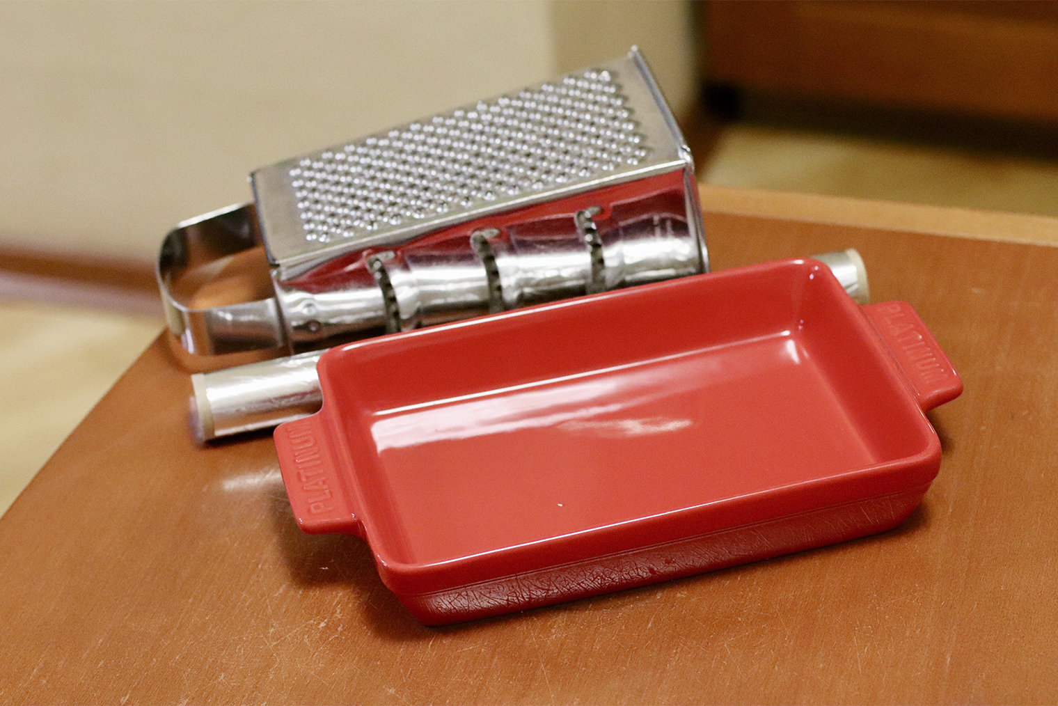 Из инвентаря понадобится терка, глубокая форма для выпечки и фольга