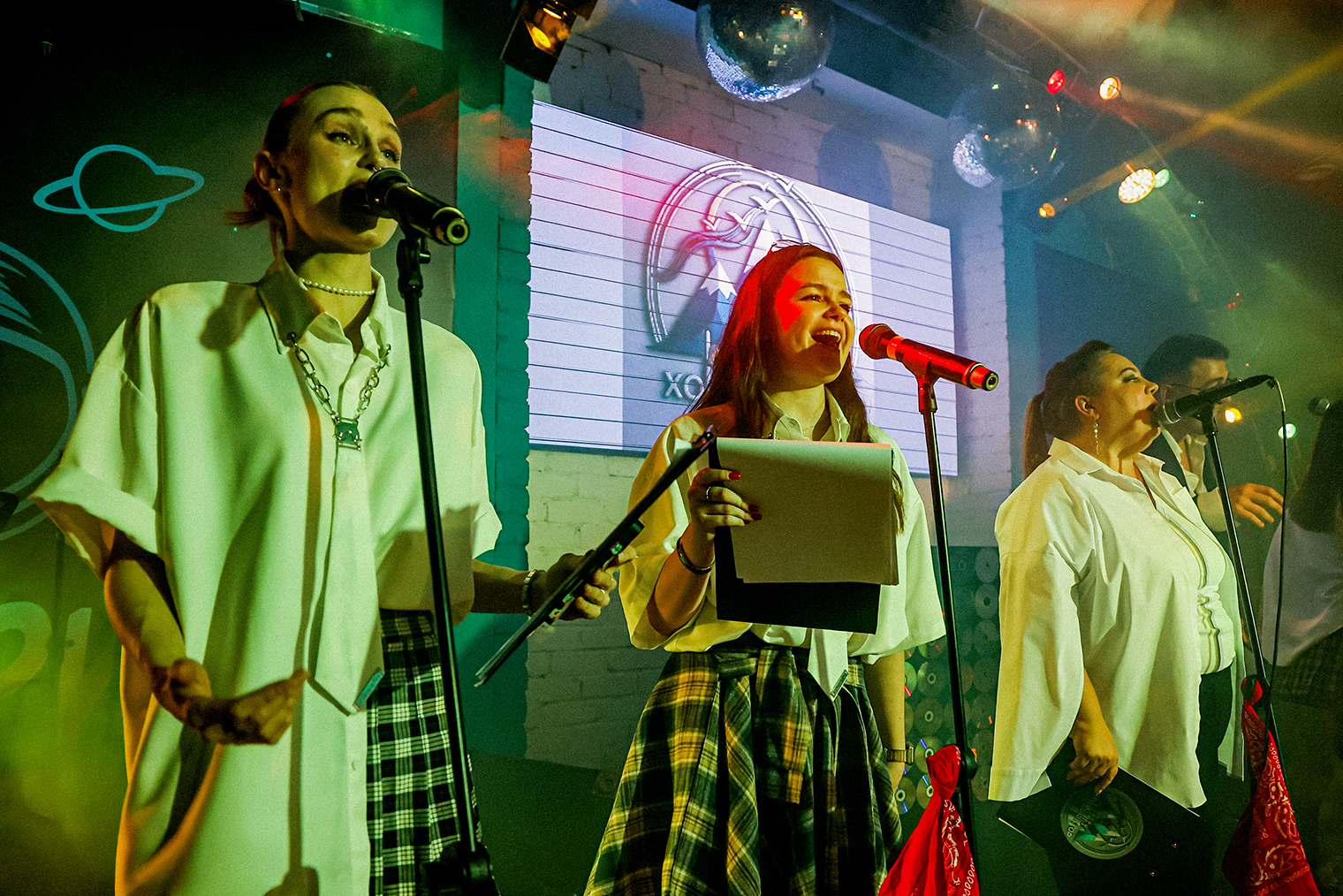 Залом «руководят» профессиональные вокалисты. © Кирилл Шипицин