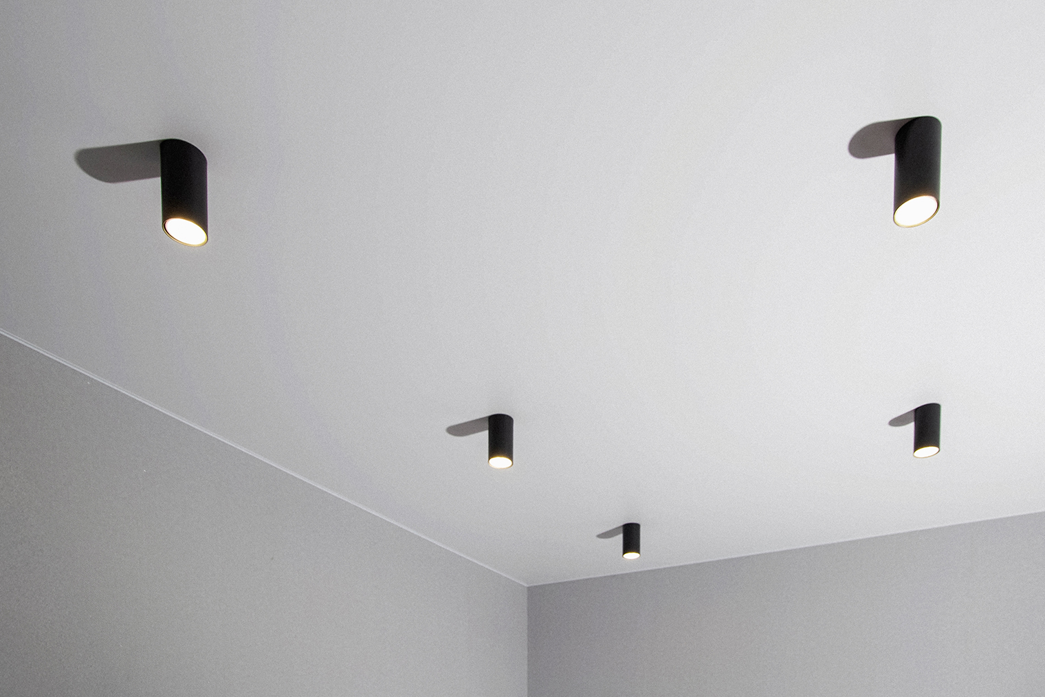 Базовая плоская лента на стыке выглядит максимально просто. Фотография: HenadziPechan / Shutterstock / FOTODOM