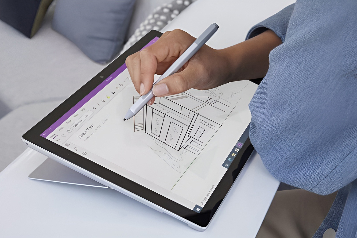Microsoft Surface — полноценный ноутбук в форме планшета с чехлом-клавиатурой. На задней панели есть откидная ножка, которая фиксирует устройство под разными углами для удобства просмотра видео, работы с текстом или рисования. Источник: microsoft.com