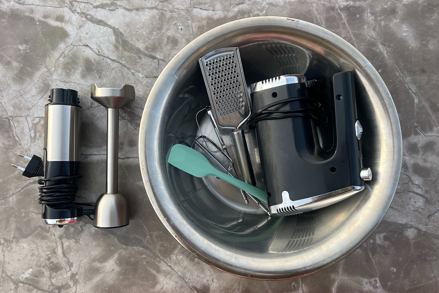 Из инвентаря понадобится миксер, погружной блендер, мелкая терка, кулинарная лопатка и большая миска или кастрюля объемом 5—6 л