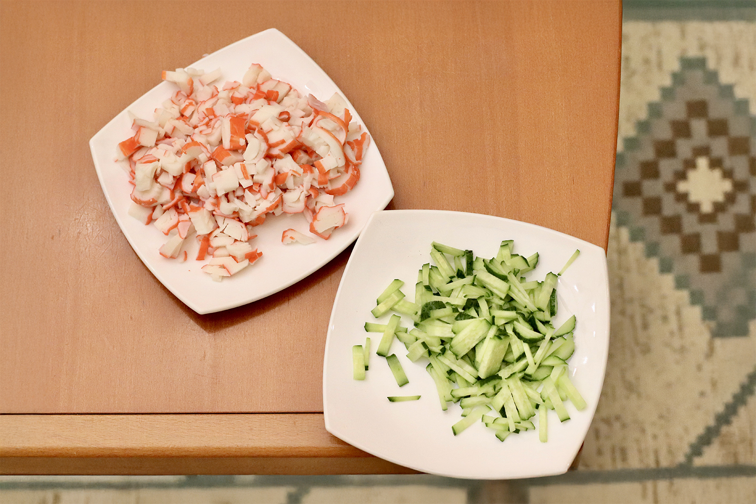 Шаг 1. Крабовые палочки очистите от обертки. Нарежьте их и огурцы соломкой