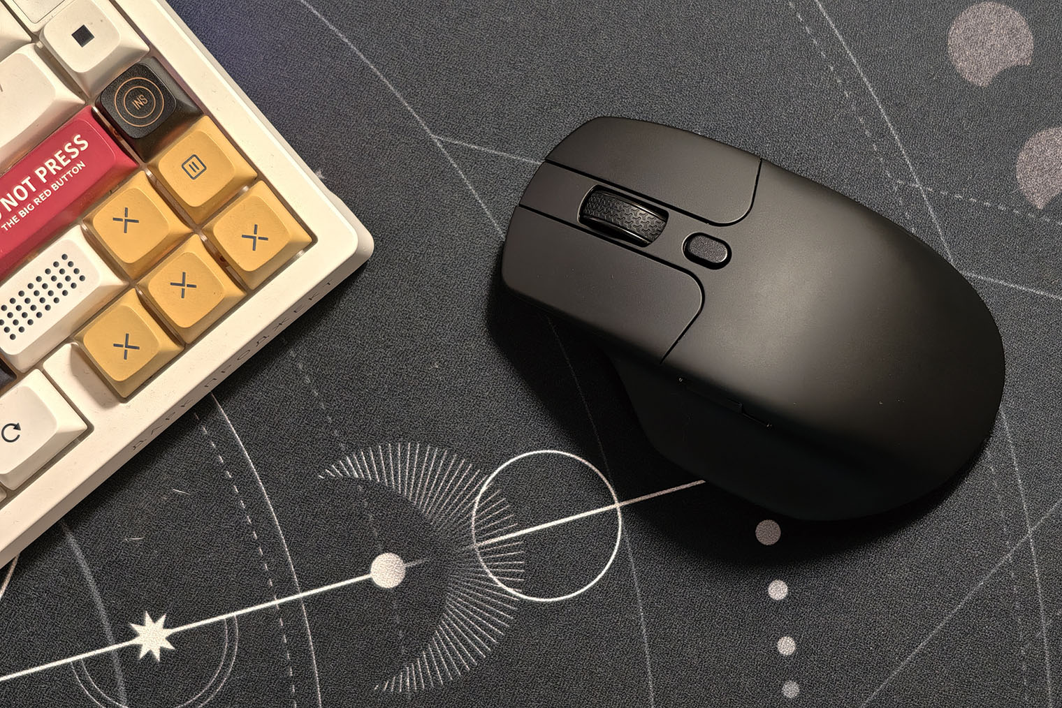 У старой версии мышки колесо черное и пластиковое, а у новой — металлическое. Кнопка за колесиком переключает режимы работы