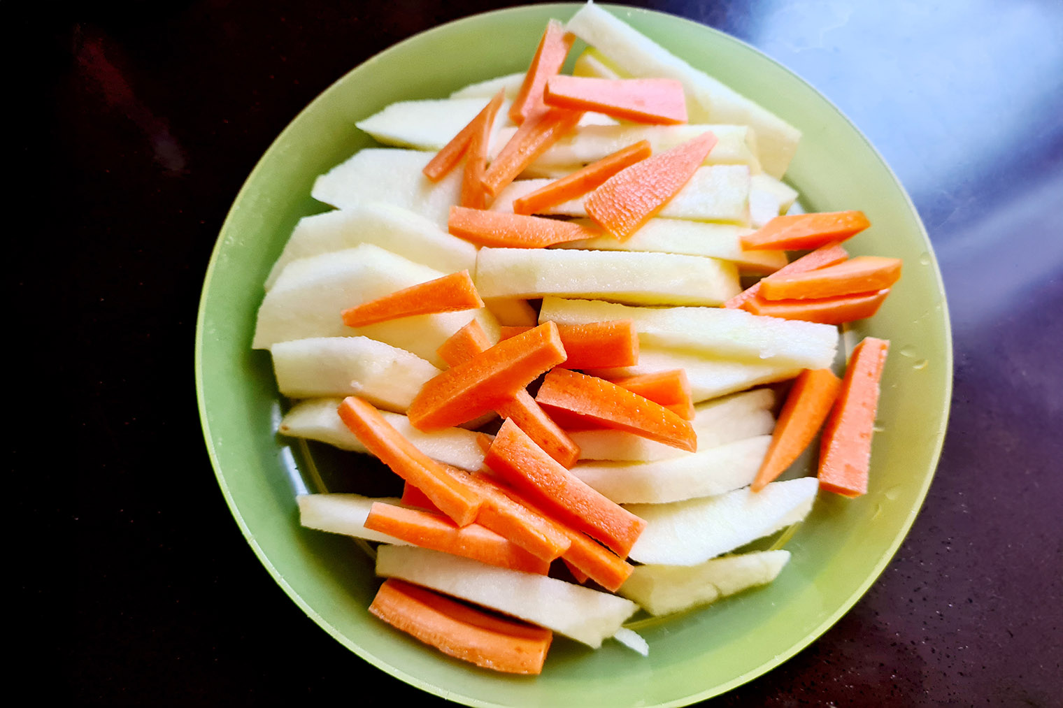 Так я миксую яблоко и морковь для перекуса