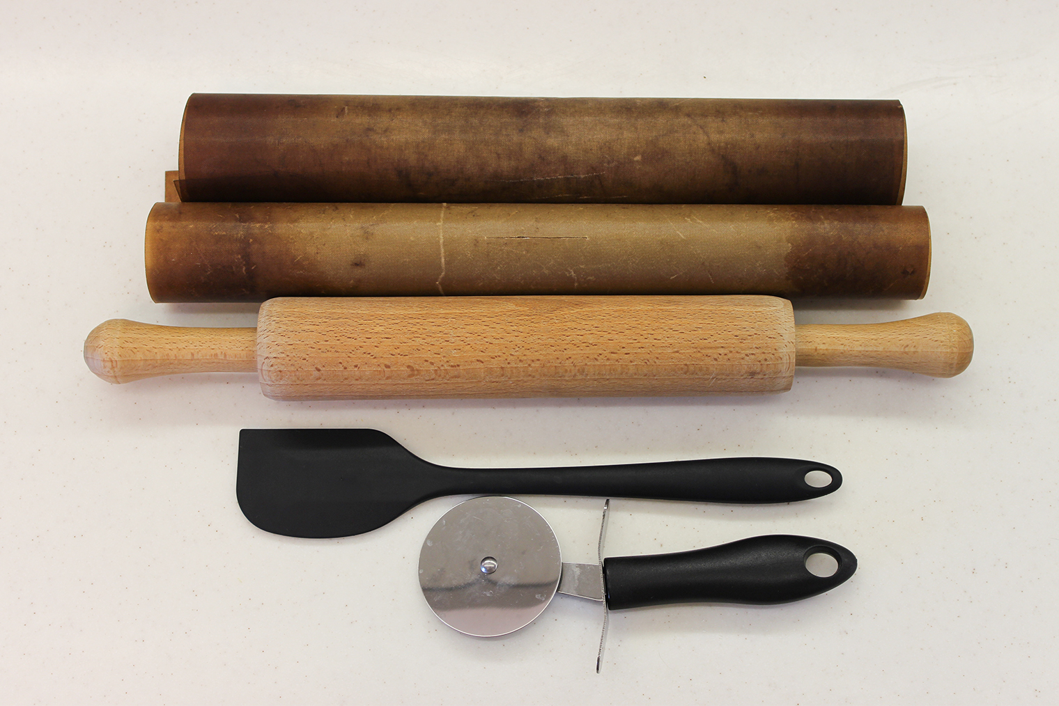 Из инвентаря понадобятся два коврика или листа бумаги для выпечки, скалка и кулинарная лопатка. Еще пригодится нож для пиццы, но можно заменить его обычным