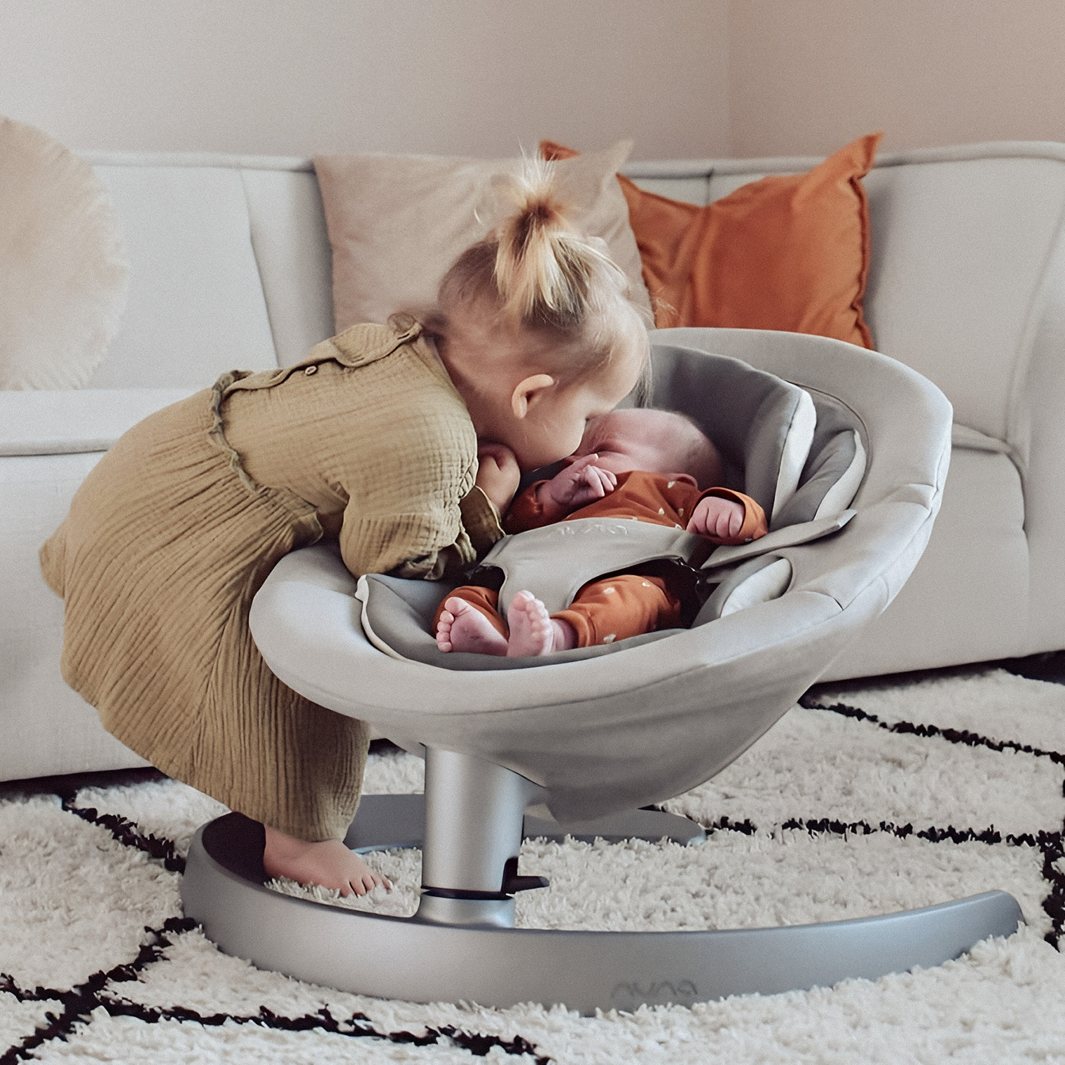 Так, качели-шезлонг «Нуна-лиф-гроу» подходят и для младенцев, и для школьников: устройство выдерживает до 60 кг. Источник: nuna-rus.ru