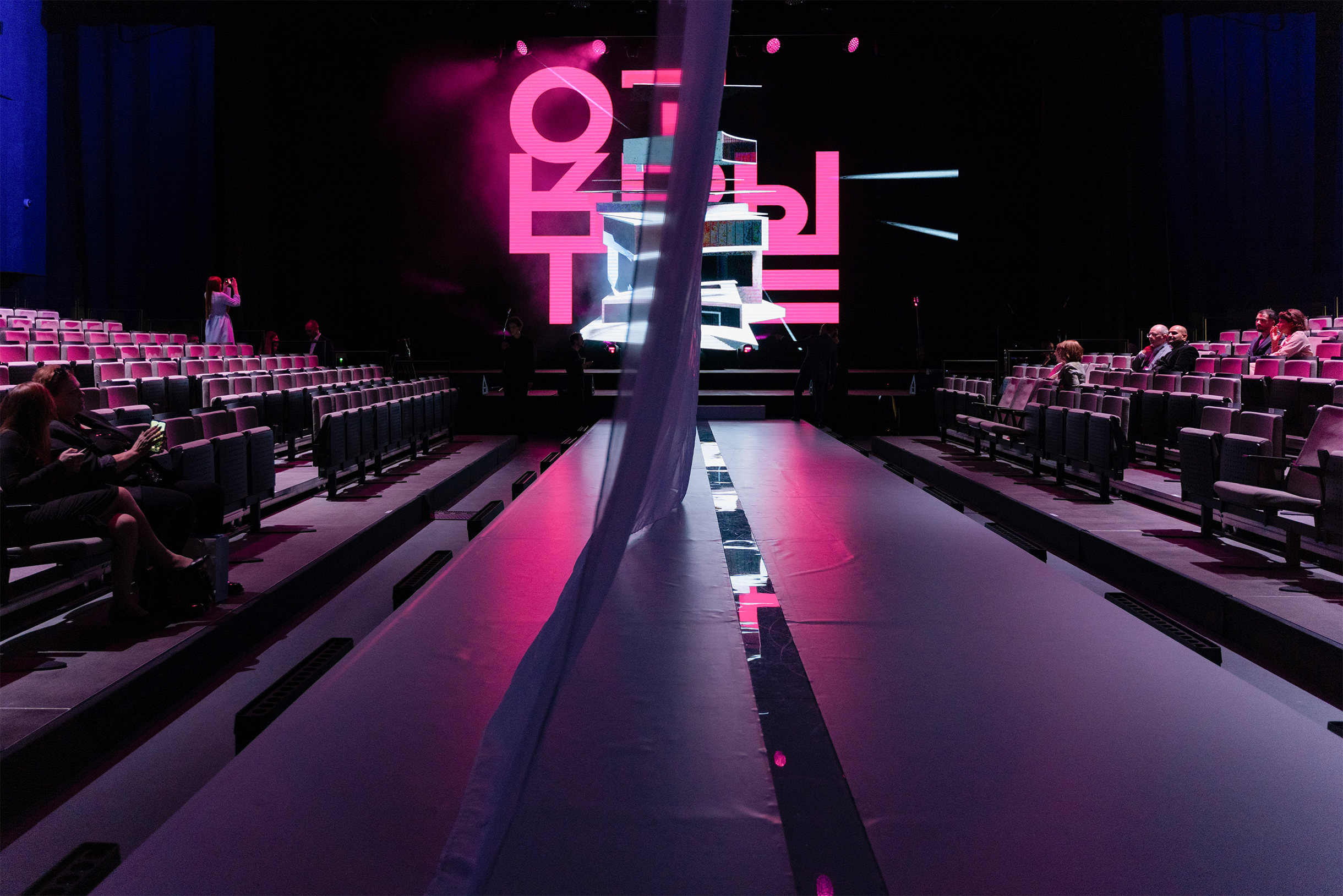 В зрительном зале можно менять расположение сцены и кресел в зависимости от формата мероприятий