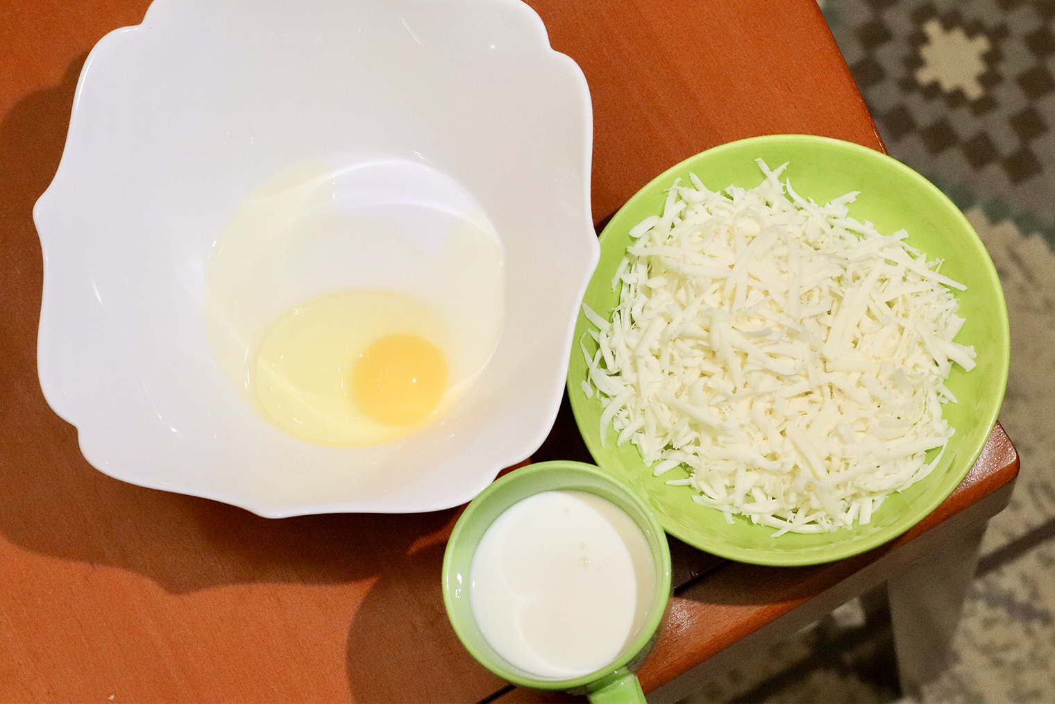 Шаг 1. Сыр натрите на крупной терке. Яйцо разбейте в миску