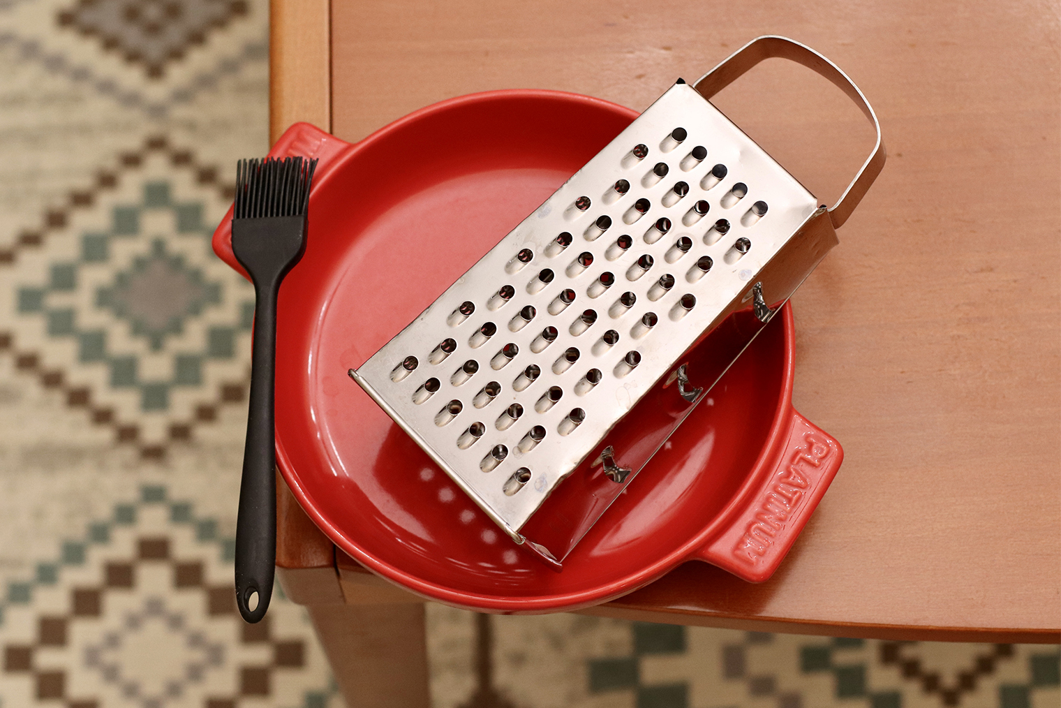 Из инвентаря понадобится форма для запекания, крупная терка и кисточка для смазывания формы