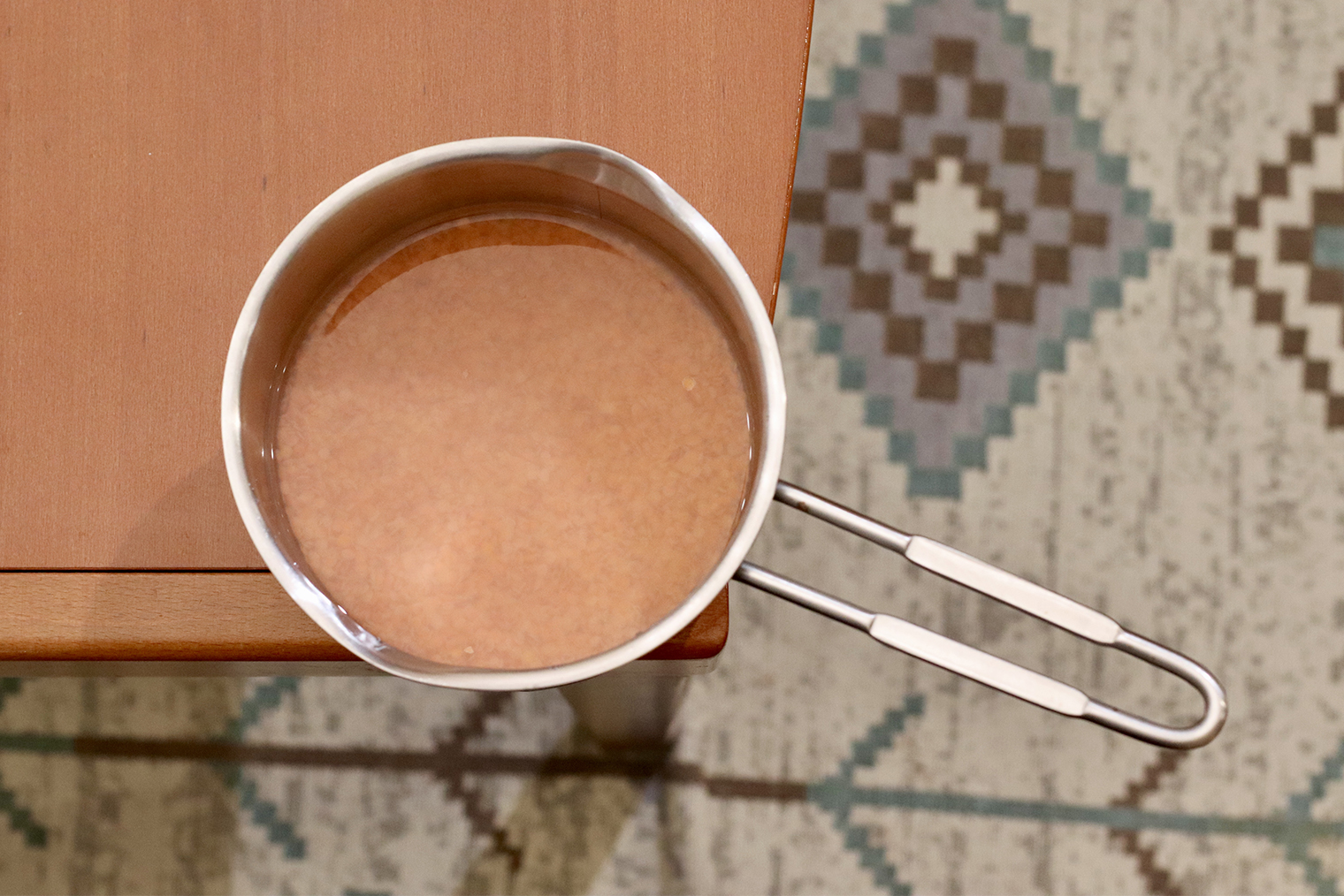 Шаг 1. Чечевицу всыпьте в сотейник, промойте 3—4 раза под проточной водой. Залейте зерна чистой холодной водой или бульоном