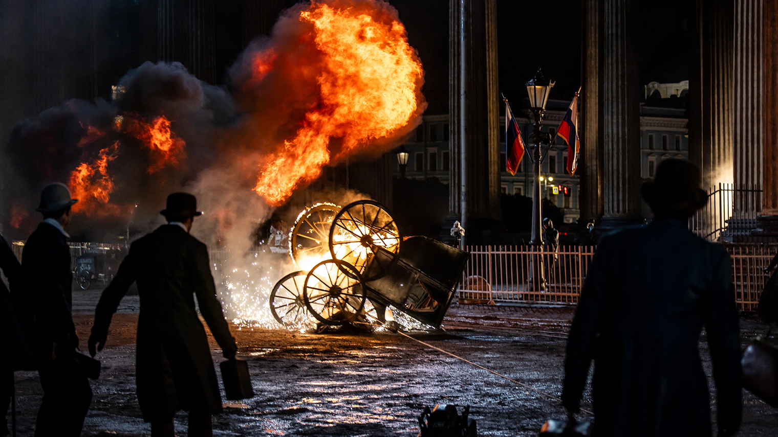Фильм начинается со сцены погони. Там есть и драка в карете, и взрывы. Авторы словно сразу предупреждают зрителя, что никакого донского казака Платова и поездок в Европу ждать не стоит