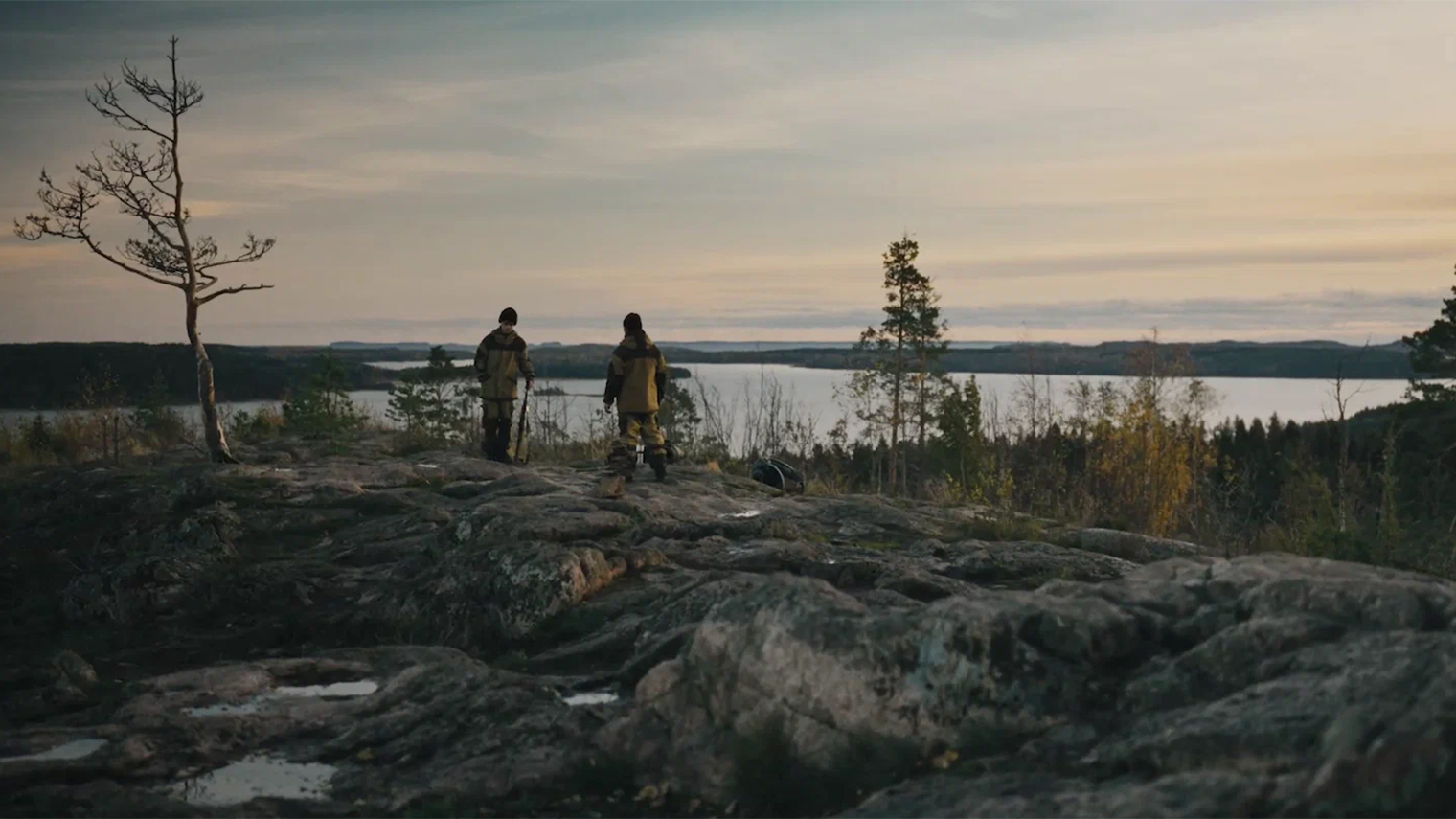 Сюжетная линия из 2023 года вгоняет в тоску: герой Евгения Ткачука бесцельно бродит по впечатляющим пейзажам сибирской тайги