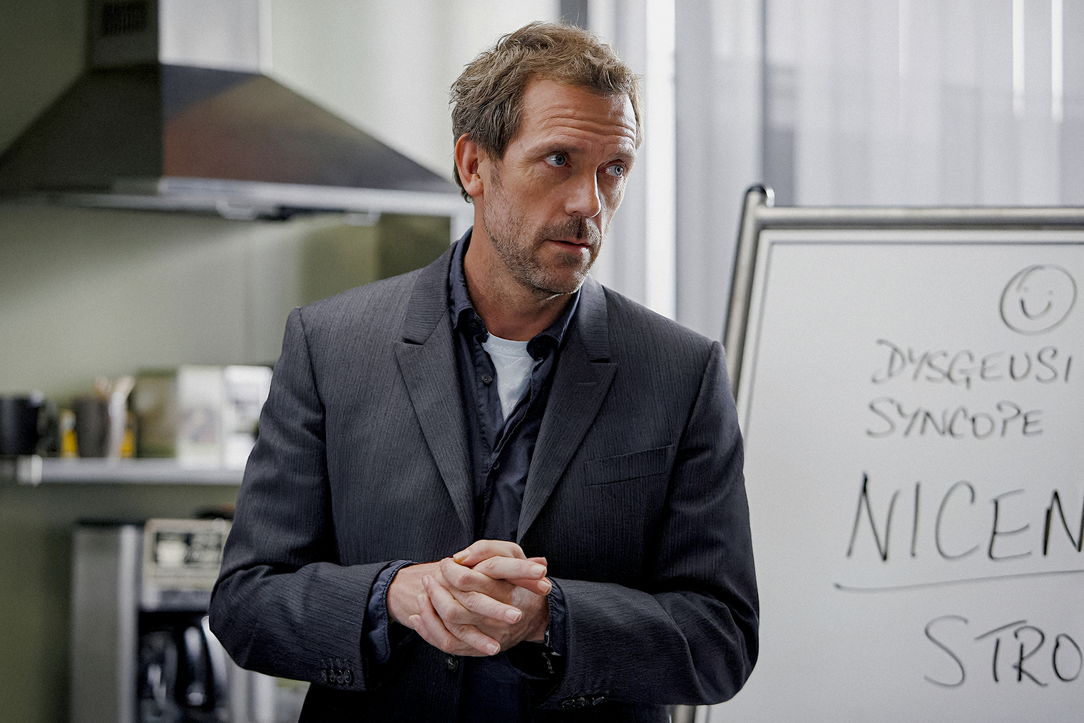 Вспомним еще Грегори Хауса — хромого, циничного, невыносимого мизантропа. Но когда он ведет диагностику, от него невозможно оторваться. Это сделало его одним из самых харизматичных персонажей в истории телевидения. Мы прощаем ему все, потому что на работе он — бог. Кадр: House, M.D. / Fox