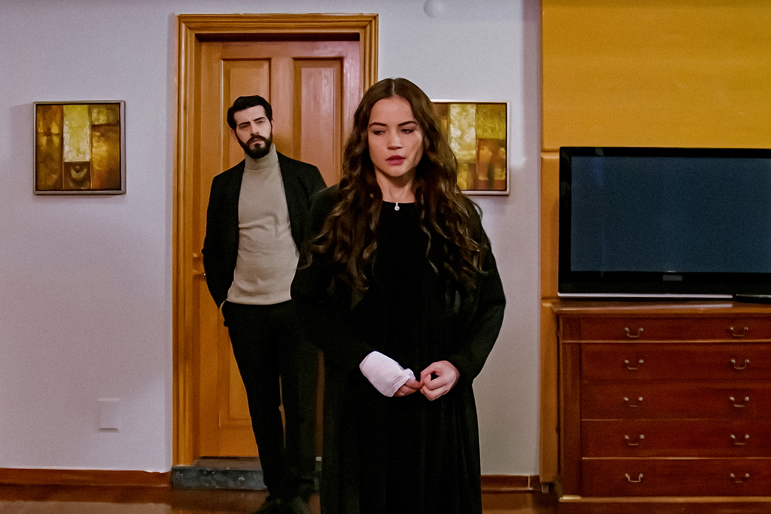 Дилан готова стать крайней в любом конфликте, лишь бы ее семья не пострадала. При этом ее сложно назвать классической сериальной «жертвой»: в любых обстоятельствах она остается сильной духом девушкой © Kanal 7