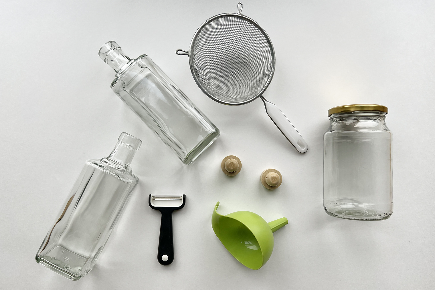 Из инвентаря понадобится овощечистка, воронка, сито, банка для настаивания объемом 1 л и тара для готового напитка. Еще пригодится соковыжималка для цитрусовых, но можно обойтись и без нее