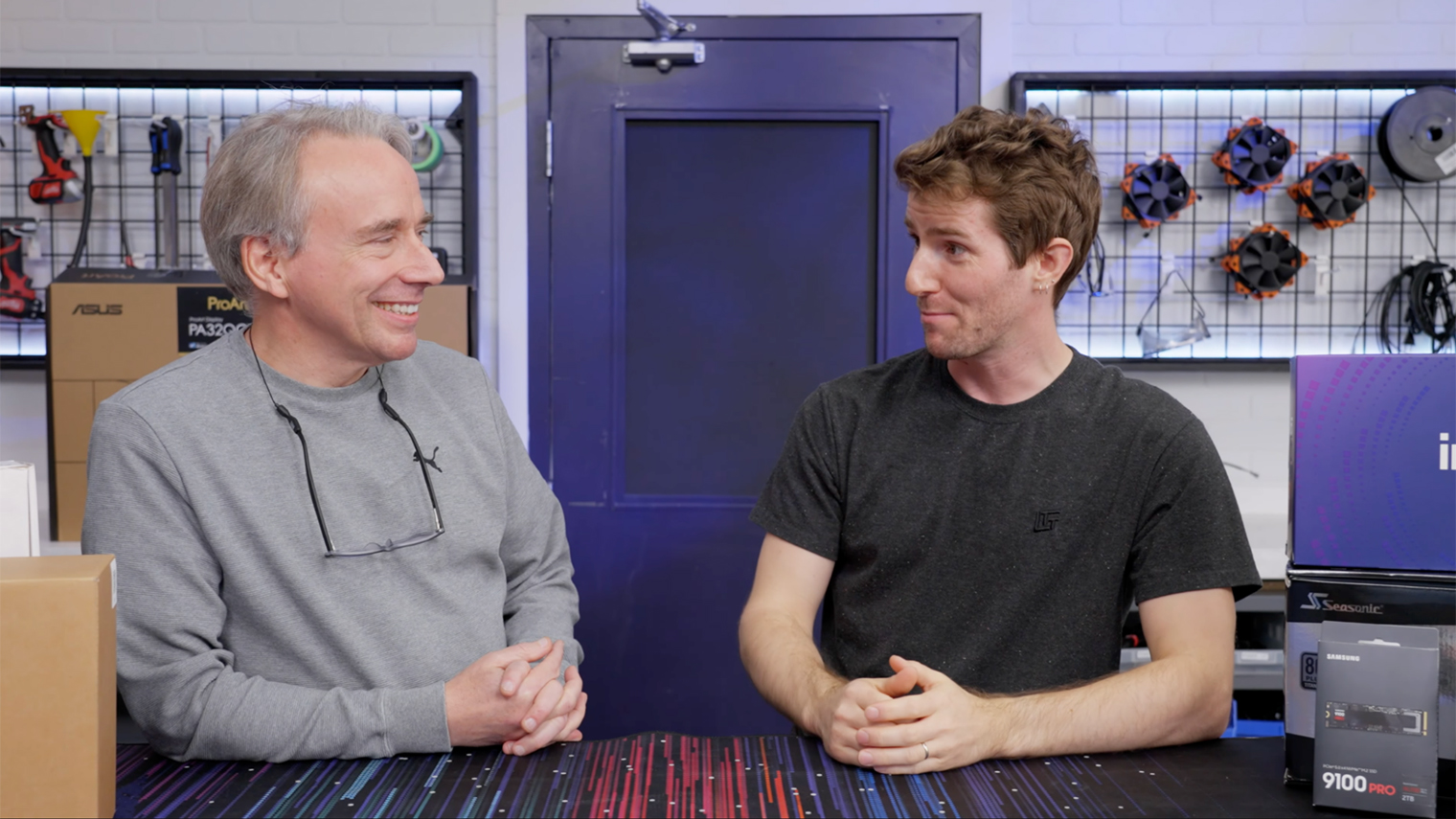 Слева — Линус Торвальдс, а справа — Линус Себастиан, знаменитый техноблогер и владелец канала Linus Tech Tips. Вместе они записали видео сборки персонального компьютера и поговорили об операционной системе. © Linus Tech Tips