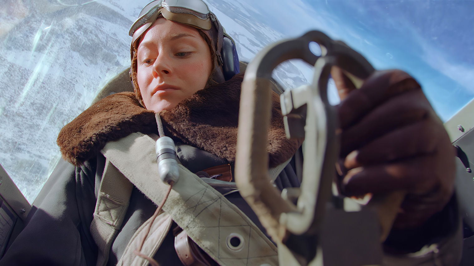 Литвяк погибла при неизвестных обстоятельствах во время полета. Но в фильме этого не показывают: в финале картины Лидия просто уносится в небо на истребителе. © «Атмосфера кино»