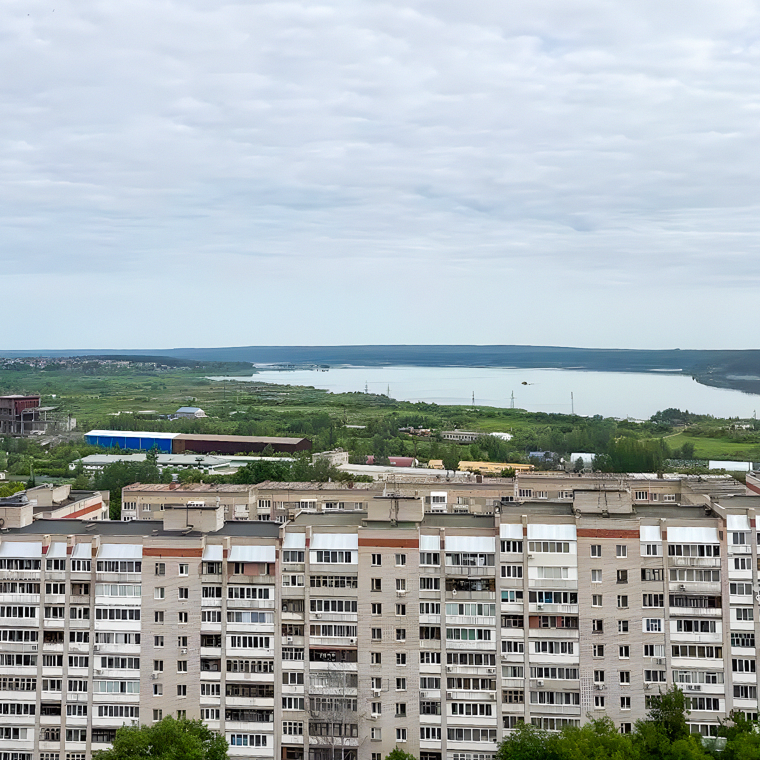 Вид на пруд с 25-этажного дома в районе Строитель