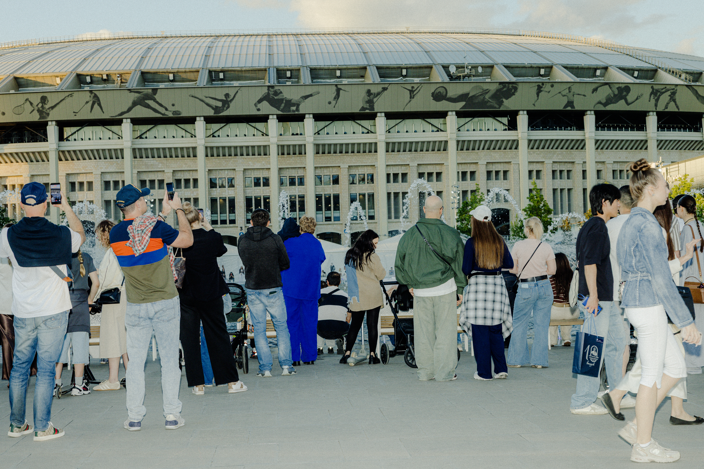 Многие посетители жалуются, что шезлонгов и лавочек у фонтана на Центральной площади не хватает: слишком много желающих отдохнуть у воды