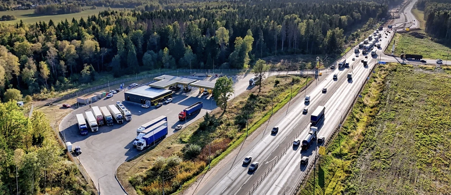 На трассе М1 используют тросовые ограждения. © avtodor-tr.ru