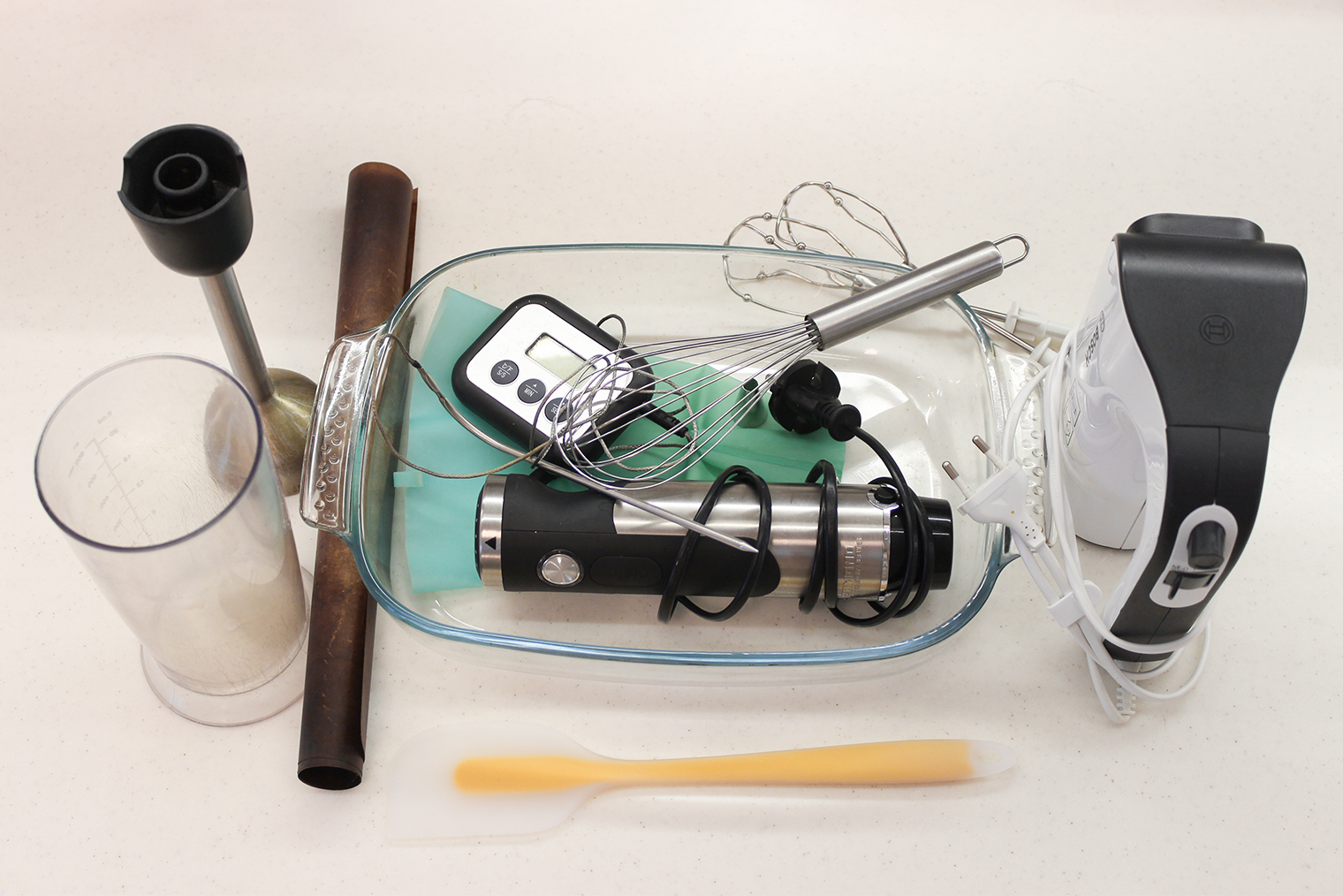 Из инвентаря понадобятся ручной миксер, блендер, термометр, лопатка, венчик, жаропрочная тара, коврик или бумага для выпечки и кондитерские мешки с насадкой с выходным отверстием 8 мм