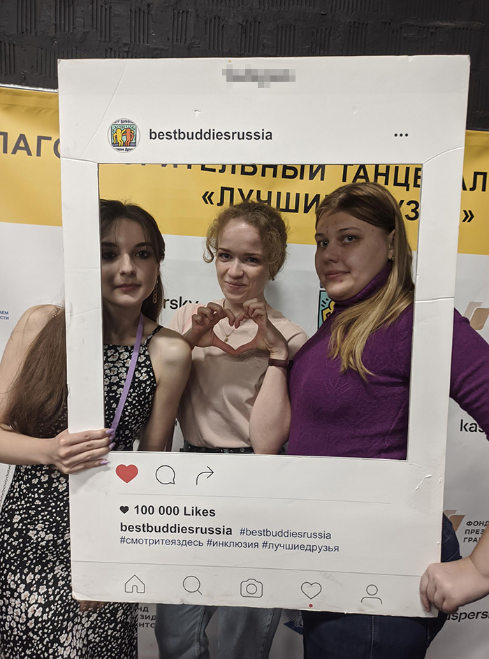 Слева направо: волонтеры Настя, Юля и участница Тася. Девушки дружат с 2016 года втроем. Это фото с танцевального марафона 2021 года — одного из масштабных мероприятий фонда