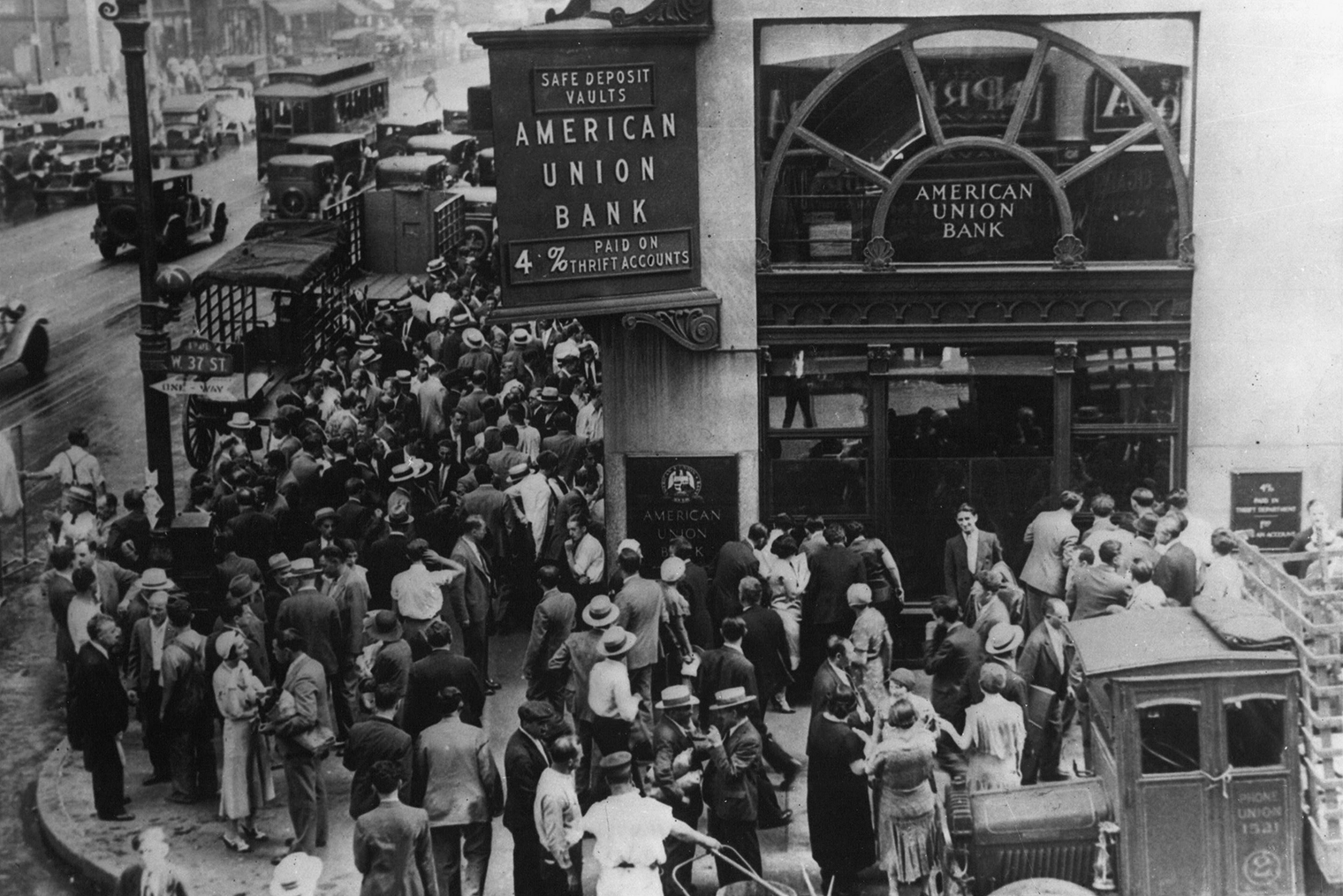 Толпа осаждает офис банка в Нью-Йорке во время паники в начале Великой депрессии. © National Archives Photo / Wikimedia Commons