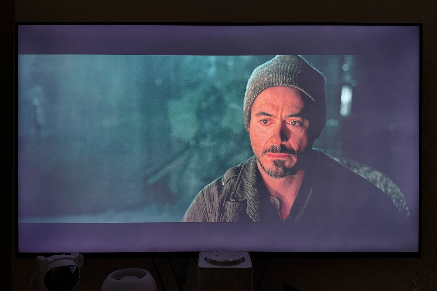 «Железный человек» на ноутбуке, который подключен к телевизору по HDMI. Картинка чересчур бледная, лицо у Дауни-младшего странного апельсинового оттенка, а черный цвет неприятно белесый