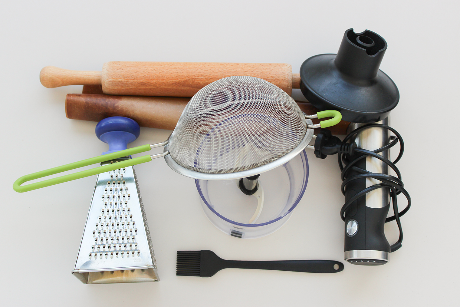 Из инвентаря понадобится скалка, бумага или коврик для выпечки. Собирать торт будем в разъемной форме. Если у вас обычная, еще пригодится ацетатная пленка из плотного пластика — будет легче доставать готовый десерт. Пропитывать коржи удобно с помощью кулинарной кисти. А молоть крошку из обрезков коржей — в блендере. Чтобы крошка была мельче, подключите еще и сито. На мелкой терке натрем цедру апельсина