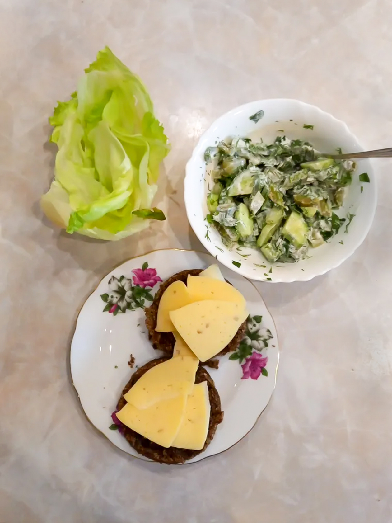 Так выглядел ужин на кетодиете: салат из огурцов и зелени с веганским майонезом, кетохлеб льняной со сливочным маслом и сыром, листья айсберга