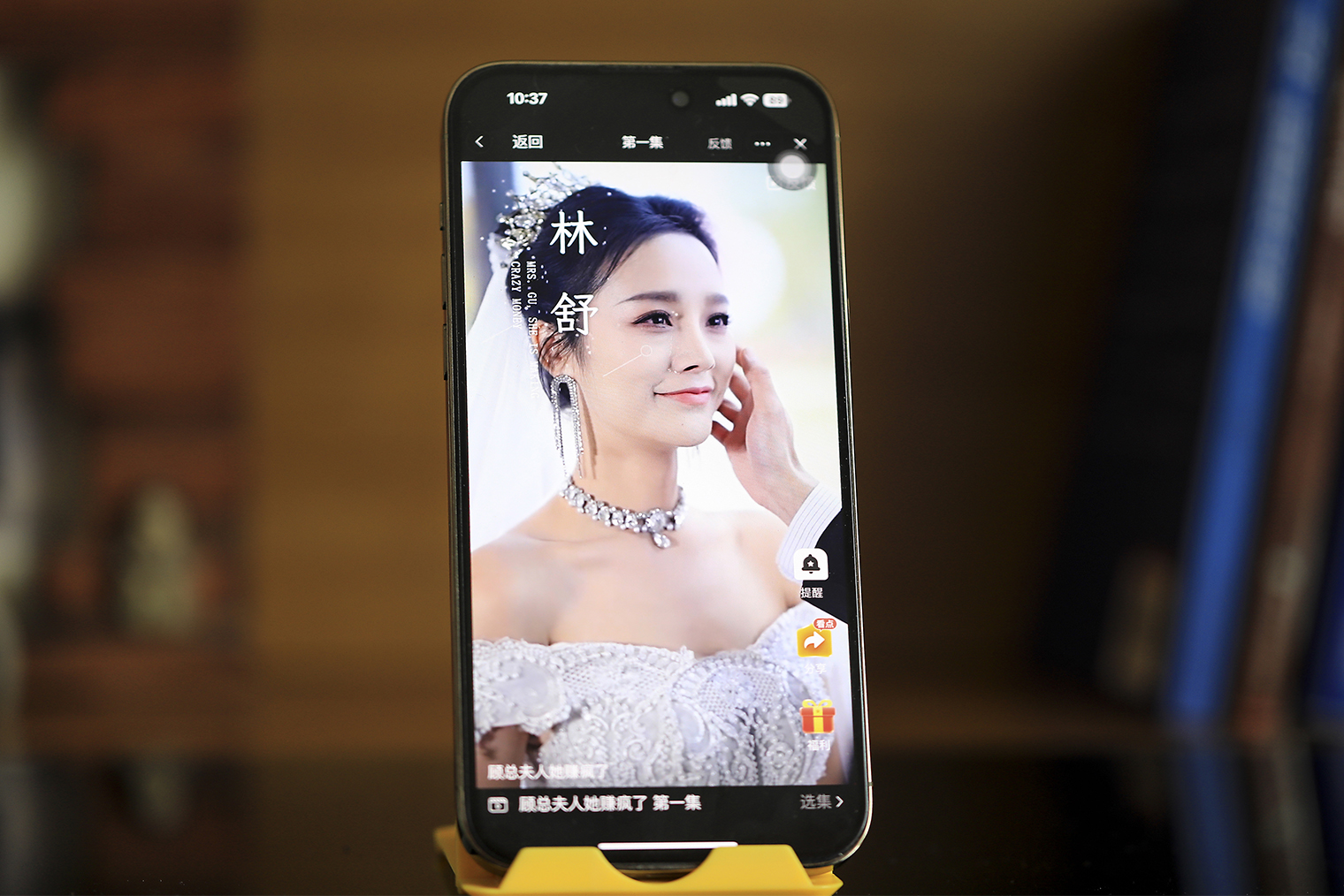 Формат «дуаньцзюй» — коротких вертикальных сериалов — появился в Китае в 2018 году, но в массы ушел во время пандемии. К 2024 году рынок микродрам оценивался более чем в 7 млрд долларов — и это только в Китае! Фотография: VCG / Getty Images