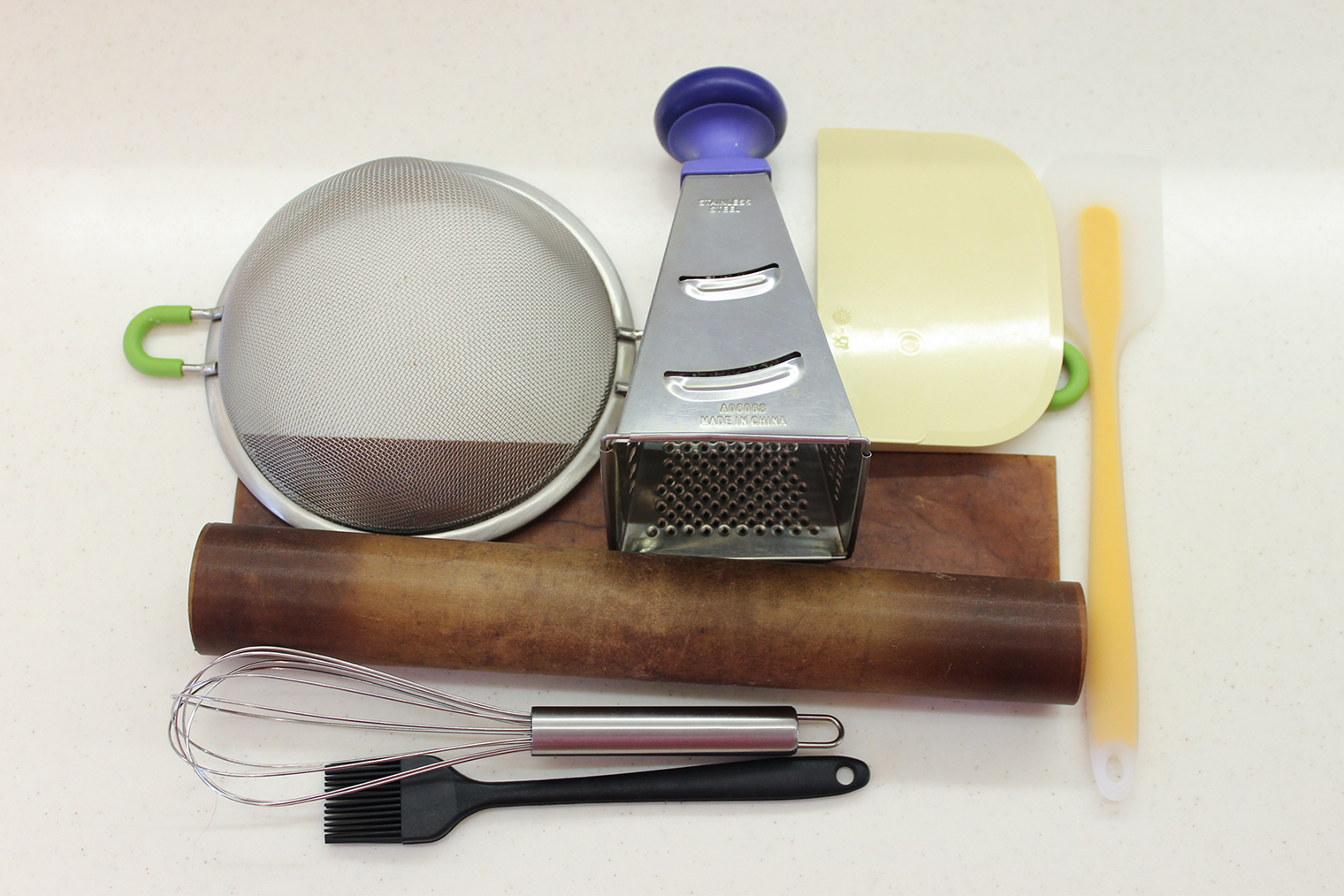 Из инвентаря понадобится сито, кулинарная лопатка, венчик, кисточка, коврик для выпечки, терка, скребок