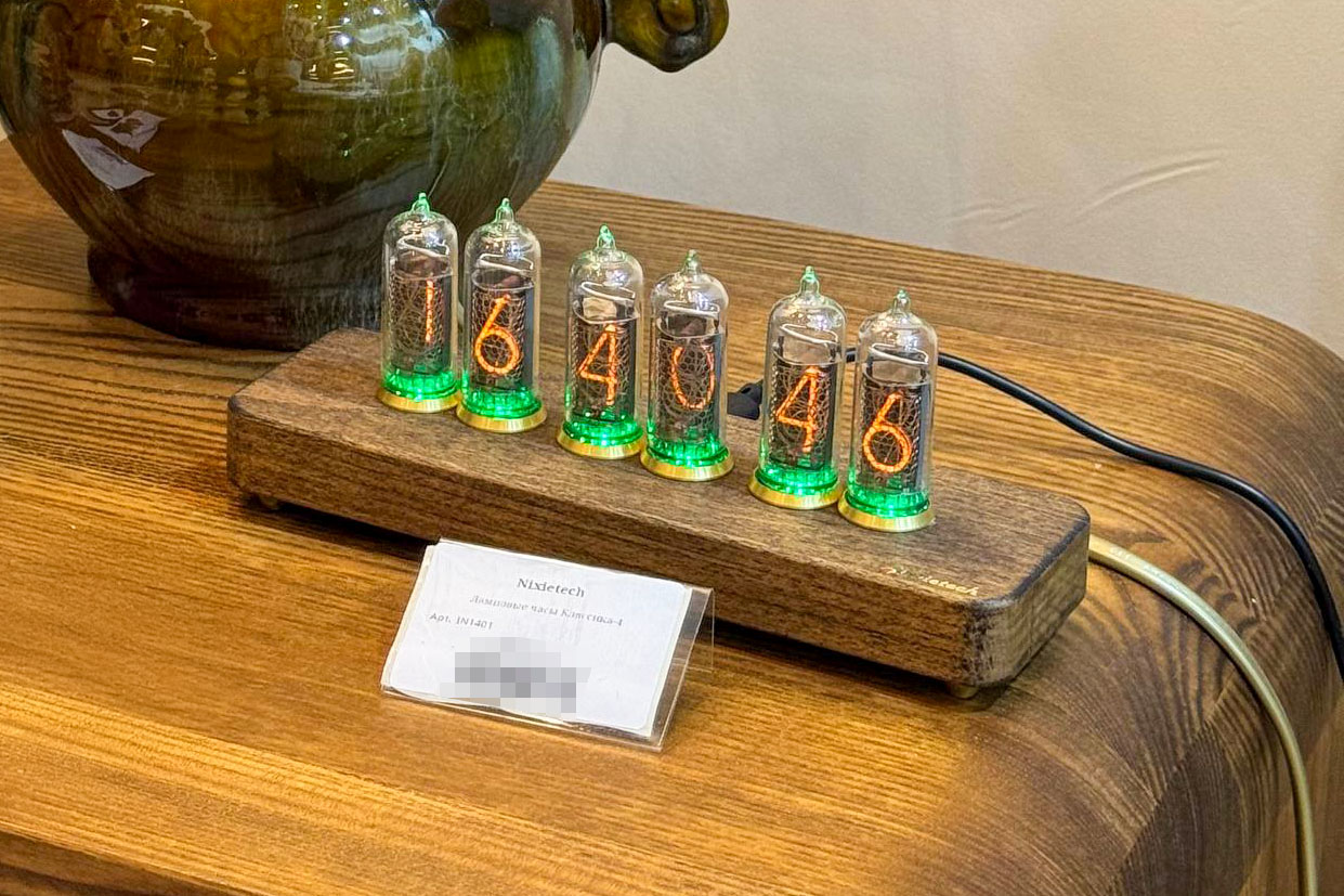 Дедушкины часы выглядели иначе, здесь модель на продажу. Внутри часы устроены довольно сложно: микроконтроллер управляет напряжением, чтобы нужные цифры загорались в нужный момент