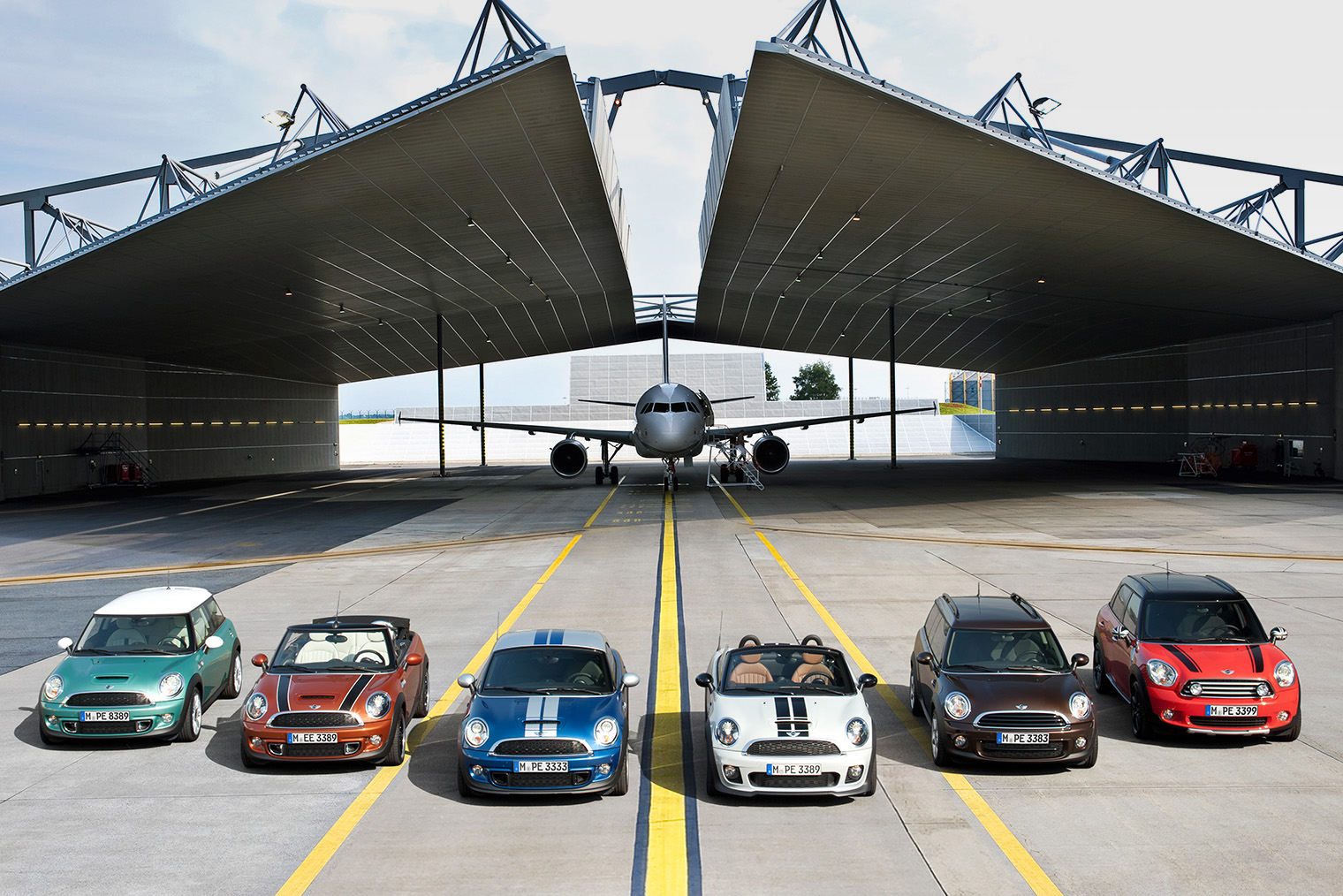 Все варианты кузовов MINI второго поколения слева направо: R56, R57, R58, R59, R55, R60. Источник: libraryofmotoring.info