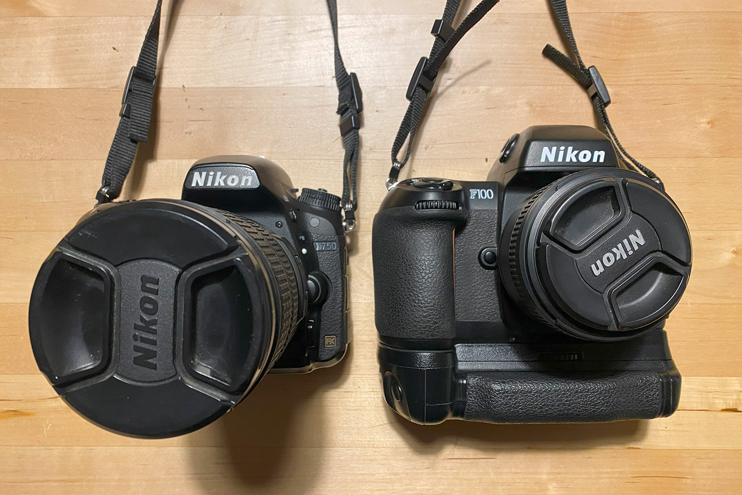 Две мои камеры: пленочная F100 и цифровая D750. Размер сенсора и байонет — крепление для объектива — у них одинаковые. Поэтому оптику между ними я меняю без всяких переходников