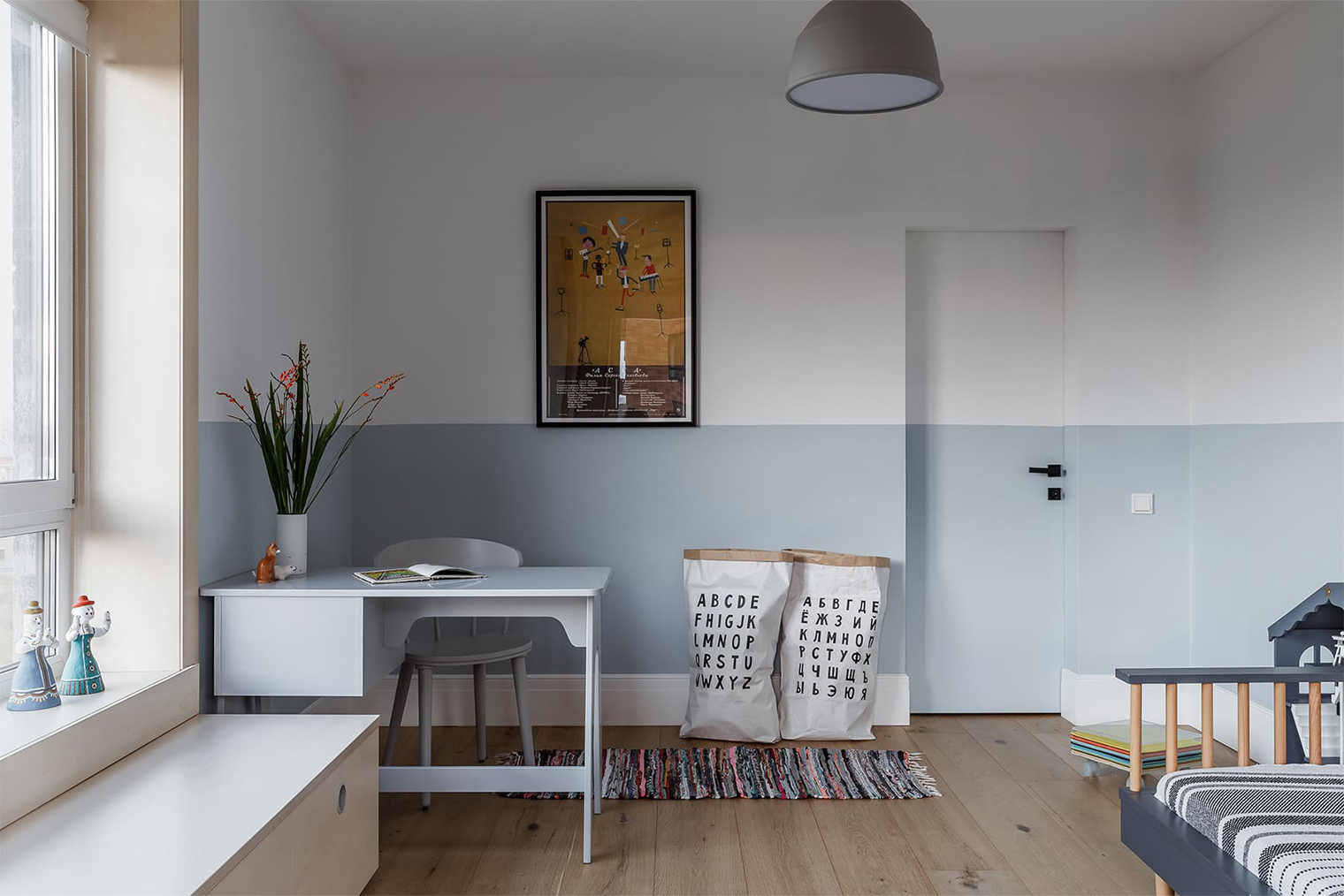 Детская комната оформлена в успокаивающей цветовой гамме. Нейтральный белый цвет дополняется голубым, который способствует созданию расслабляющей атмосферы. Здесь нет сложных форм — весь интерьер детской функционален и практичен. © zzburo.com