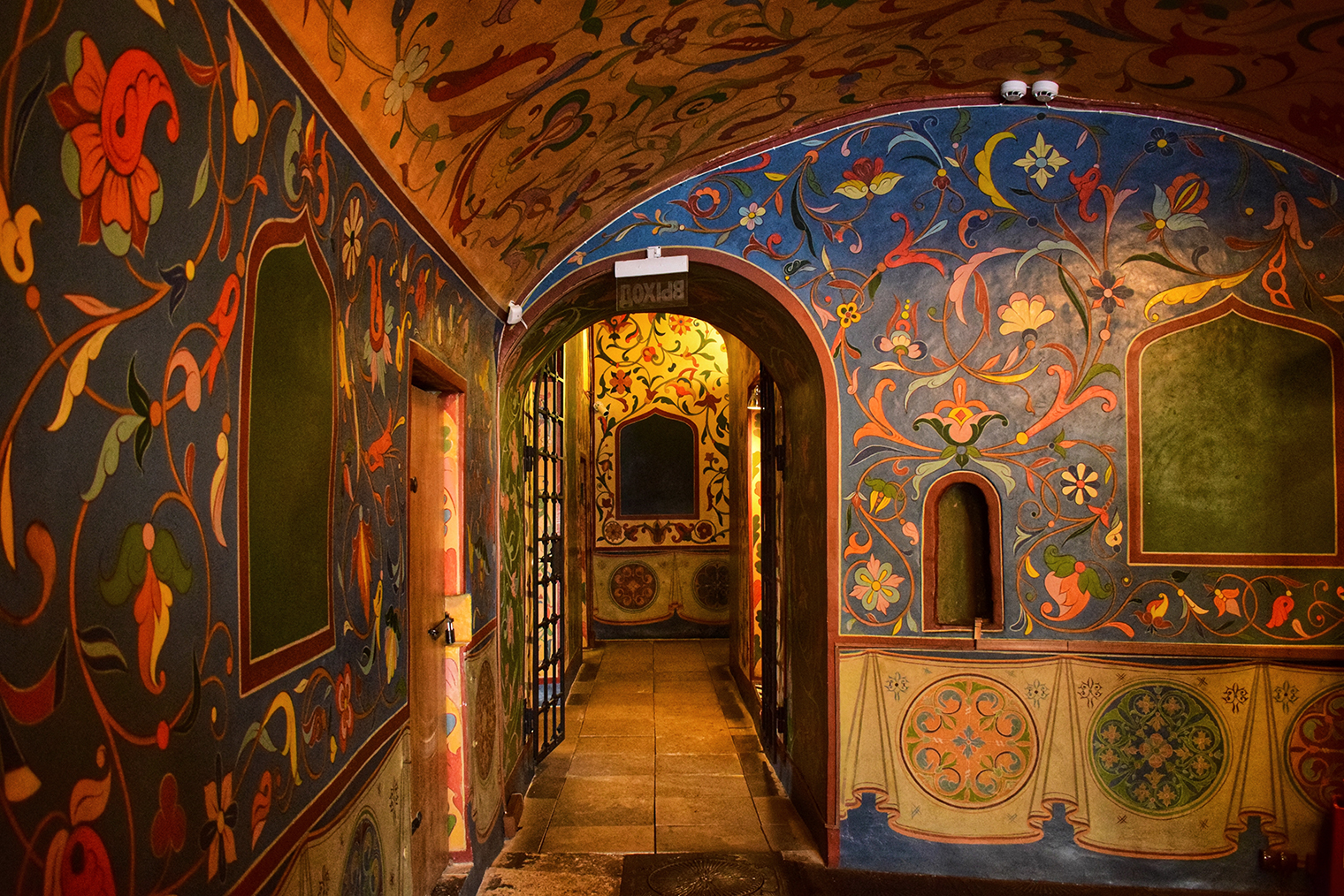 Росписи с ботаническими мотивами внутри Покровского собора. Фото: FootMade0525 / Shutterstock