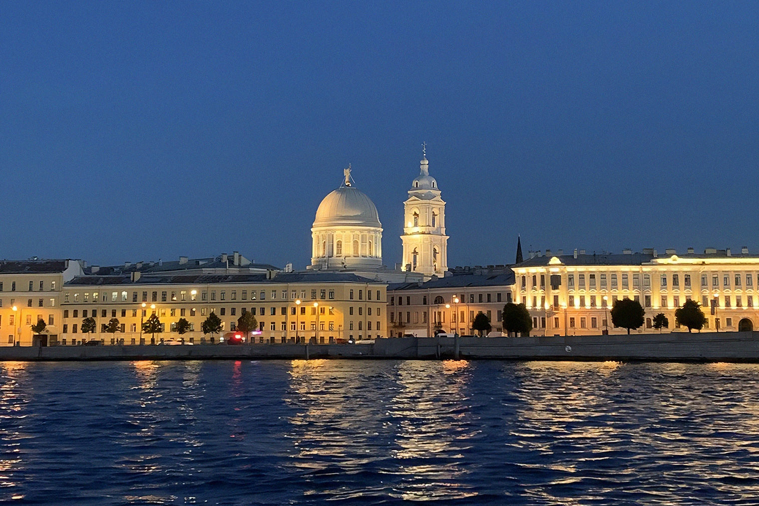 Любимый вечерний вид с Петроградского острова на ту часть Васильевского, где мы жили. Не хотели уезжать отсюда