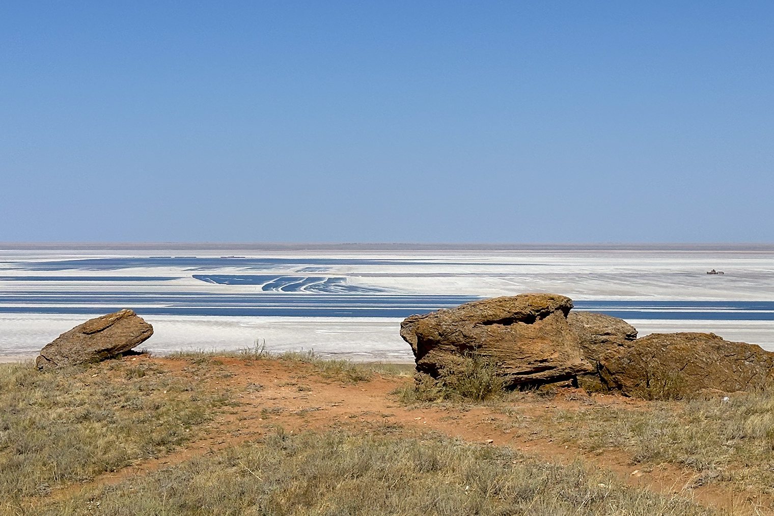 Синие пустоты на поверхности озера Баскунчак — результат добычи соли. Зимой и весной они заполняются водой