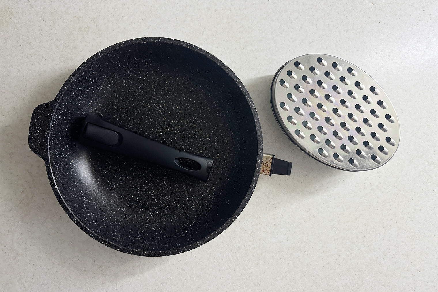 Из инвентаря понадобится крупная терка и глубокая сковорода