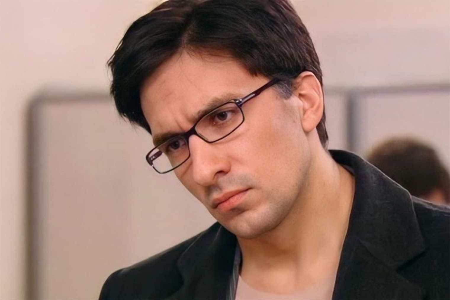 Жданов наблюдает попытки Кати его впечатлить. Кадр: СТС