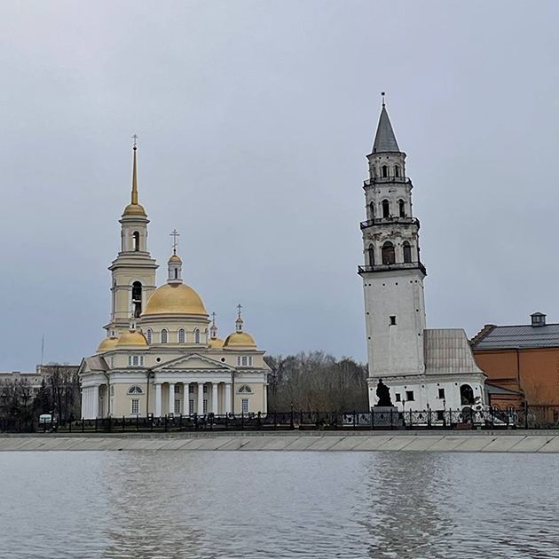 Невьянская башня — наклонная. Угол разный в разных частях, достигает трех градусов и потихоньку увеличивается. На нашем с вами веку башня вряд ли рухнет. Фотография: личный архив